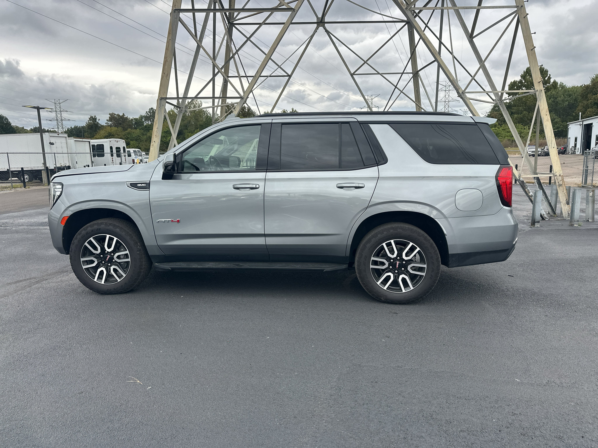 Used 2023 GMC Yukon AT4 w/ Technology Package AWD/4WD image 9