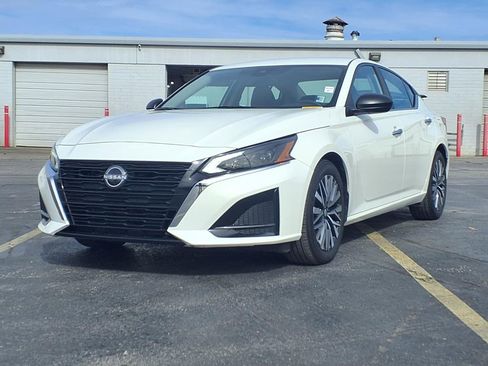 Certified 2025 Nissan Altima 2.5 SV image 2