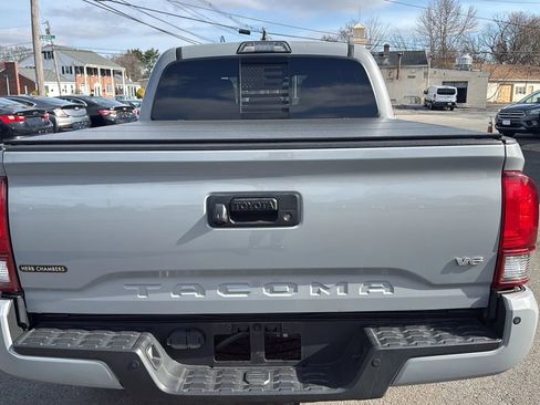 Used 2018 Toyota Tacoma TRD Sport w/ Technology Package image 6