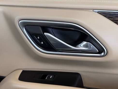 Used 2024 Chevrolet Suburban Premier image 27