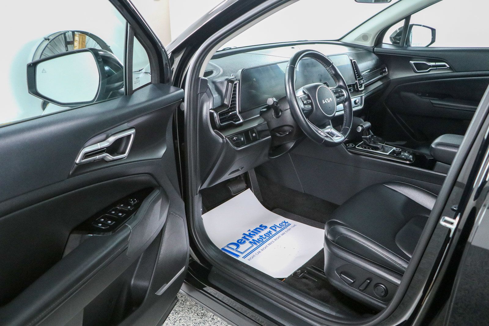 Used 2023 Kia Sportage EX FWD image 3
