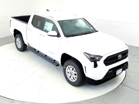Used 2025 Toyota Tacoma SR5 AWD/4WD image 13