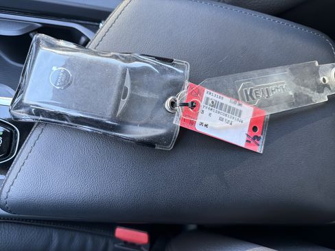 Certified 2025 Volvo XC60 B5 Plus image 38