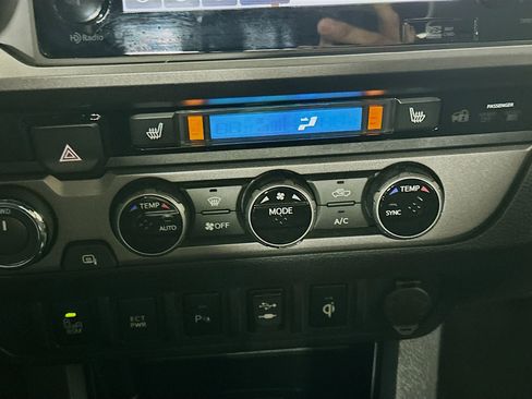 Used 2017 Toyota Tacoma TRD Off-Road w/ Premium & Technology Package image 24