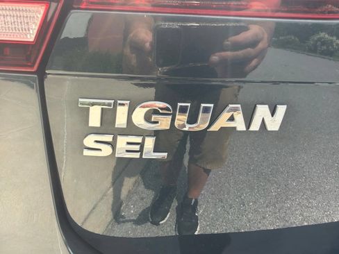 Used 2018 Volkswagen Tiguan SEL AWD/4WD image 14