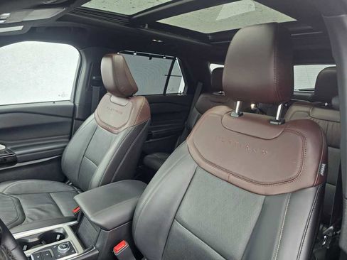 Used 2023 Ford Explorer Platinum w/ Technology Package image 17