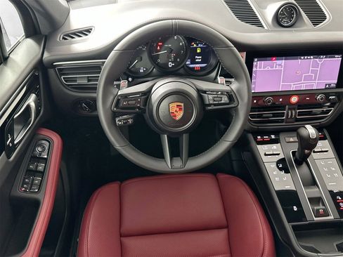 Certified 2025 Porsche Macan image 18