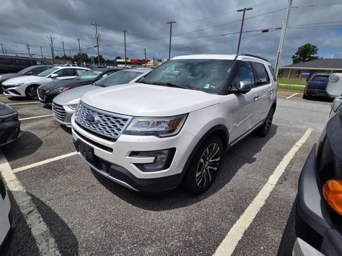 Used 2017 Ford Explorer Platinum AWD/4WD image 3