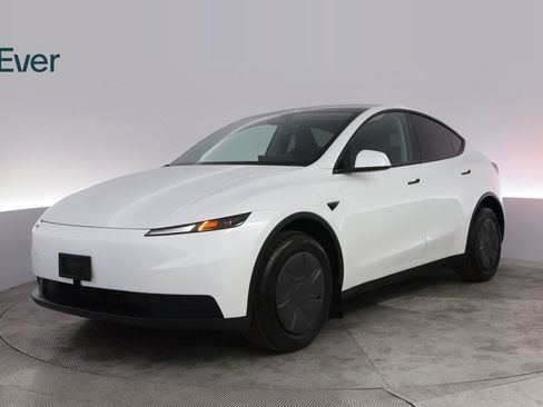 Used 2026 Tesla Model Y 2WD image 2