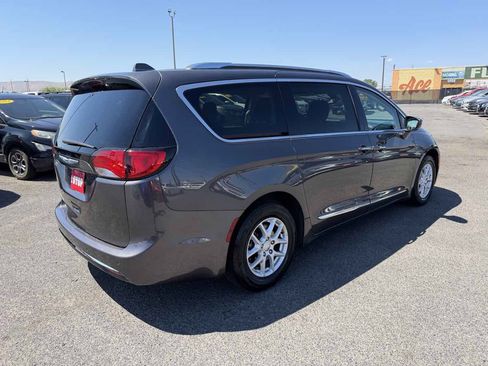 Used 2020 Chrysler Pacifica Touring-L FWD image 5