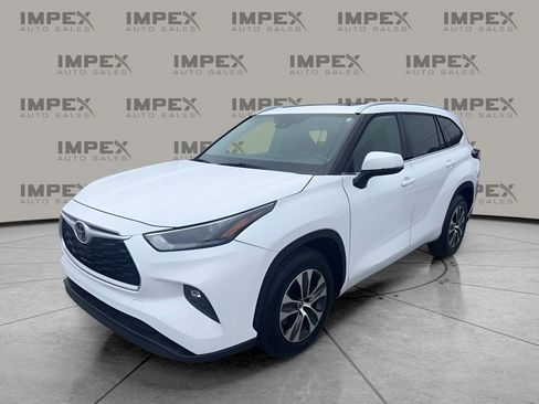 Used 2022 Toyota Highlander XLE image 1