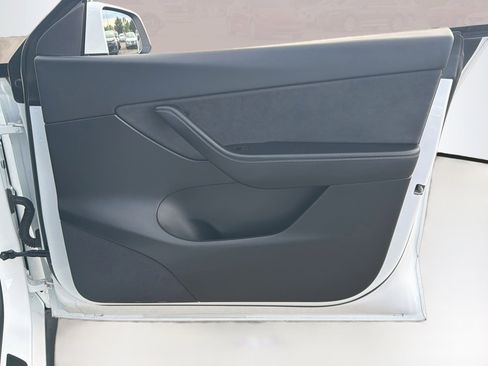 Used 2022 Tesla Model Y Long Range AWD/4WD image 32
