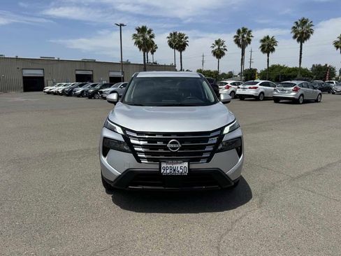 Used 2025 Nissan Rogue SV FWD image 4
