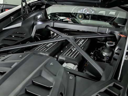 Used 2021 Lamborghini Huracan EVO RWD image 12