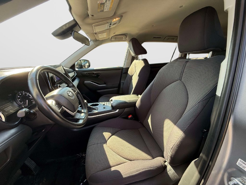 Used 2025 Toyota Highlander LE FWD image 14