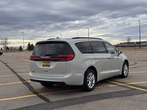 Used 2021 Chrysler Pacifica Touring w/ Uconnect Theater Family Group image 3