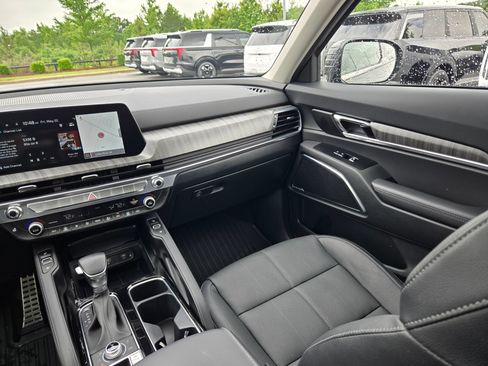 Used 2025 Kia Telluride SX w/ SX Captain's Chair Package AWD/4WD image 11