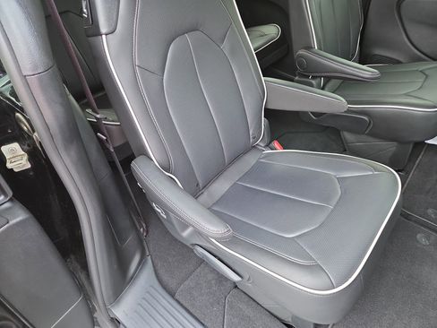 Certified 2026 Chrysler Pacifica Limited FWD image 21