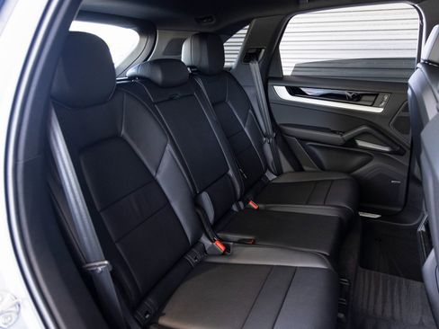Certified 2025 Porsche Cayenne E-Hybrid image 31