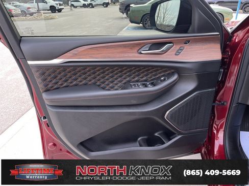 Used 2025 Jeep Grand Cherokee Summit w/ Obsidian Package image 4