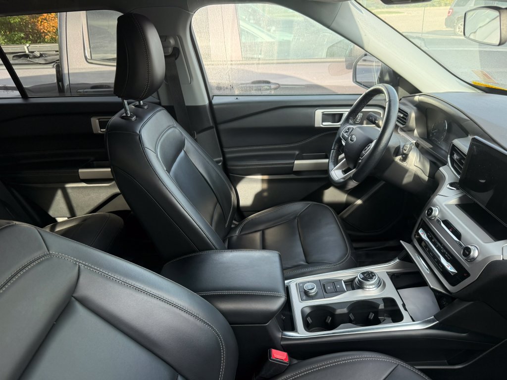 Used 2022 Ford Explorer XLT w/ Equipment Group 202A AWD/4WD image 9