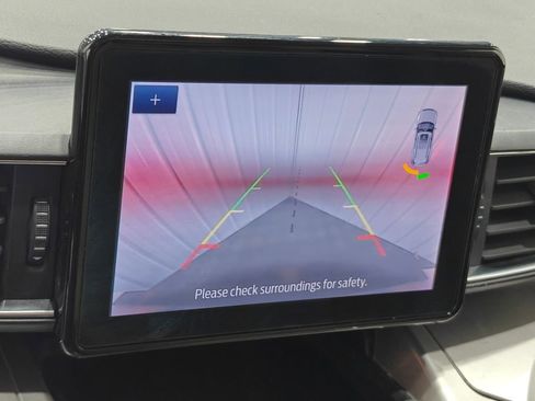 Used 2021 Ford Explorer XLT w/ Equipment Group 202A image 7