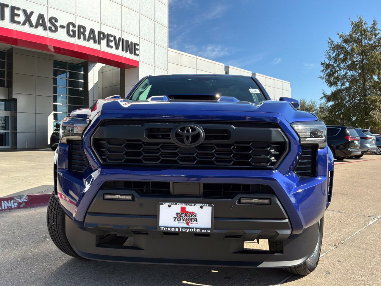 Used 2025 Toyota Tacoma TRD Sport w/ TRD Sport Upgrade Package AWD/4WD image 3