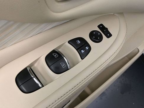 Used 2017 Nissan Murano Platinum image 18