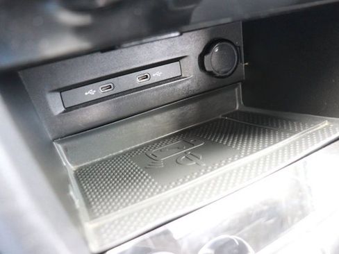 Used 2024 Volkswagen Taos SE image 16