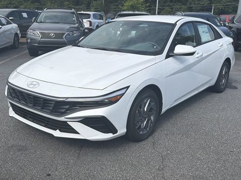 New 2026 Hyundai Elantra Hybrid FWD image 3