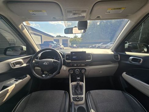 Used 2021 Hyundai Venue FWD image 11