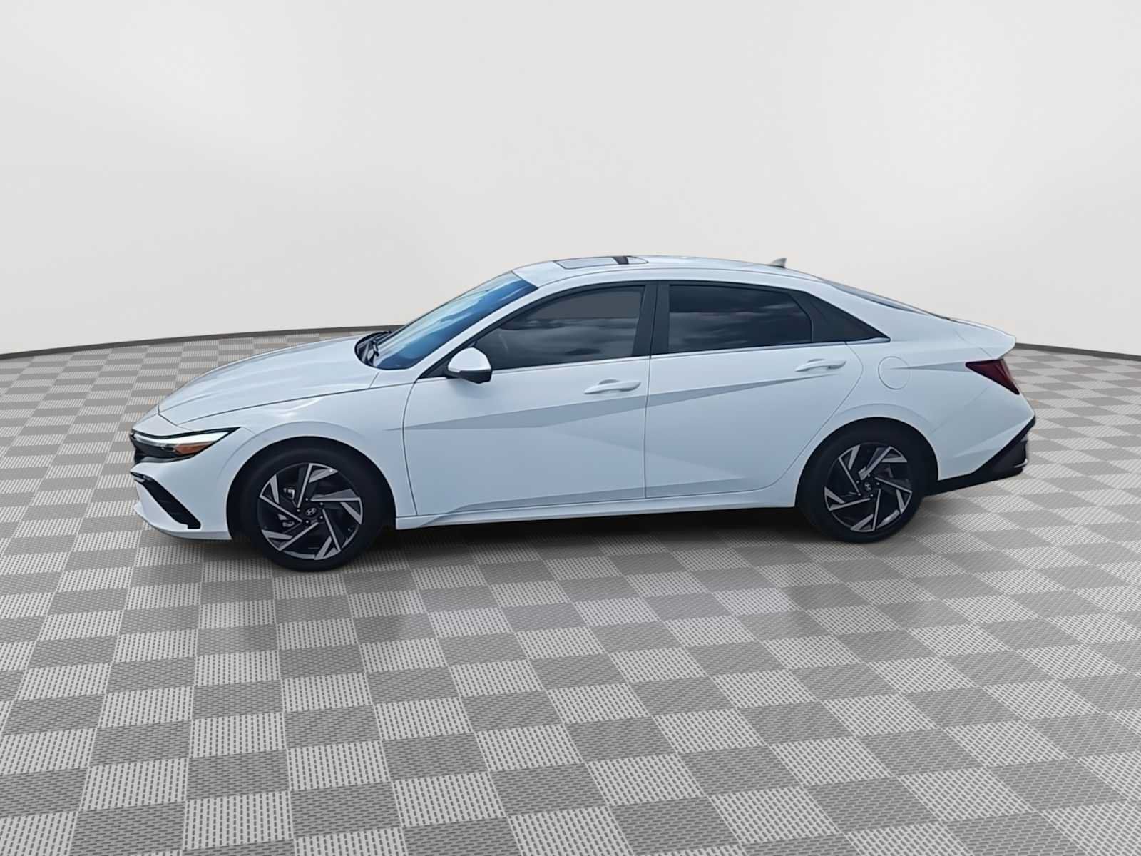 Used 2024 Hyundai Elantra Limited FWD image 4