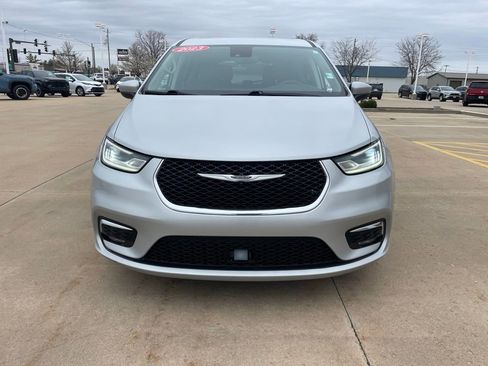 Used 2023 Chrysler Pacifica Touring-L FWD image 3