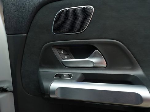 Used 2023 Mercedes-Benz GLB 250 image 35