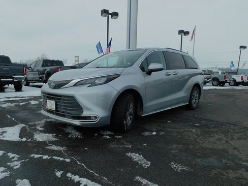 Used 2024 Toyota Sienna XLE image 4