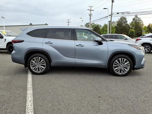 Used 2024 Toyota Highlander Platinum AWD/4WD image 3