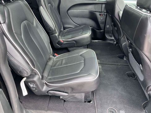 Used 2025 Chrysler Pacifica Limited FWD image 21