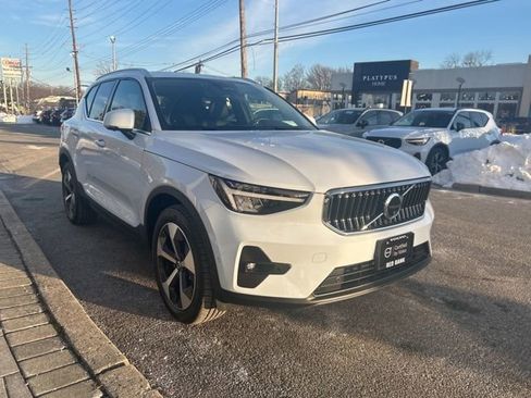 Used 2025 Volvo XC40 B5 Plus image 7