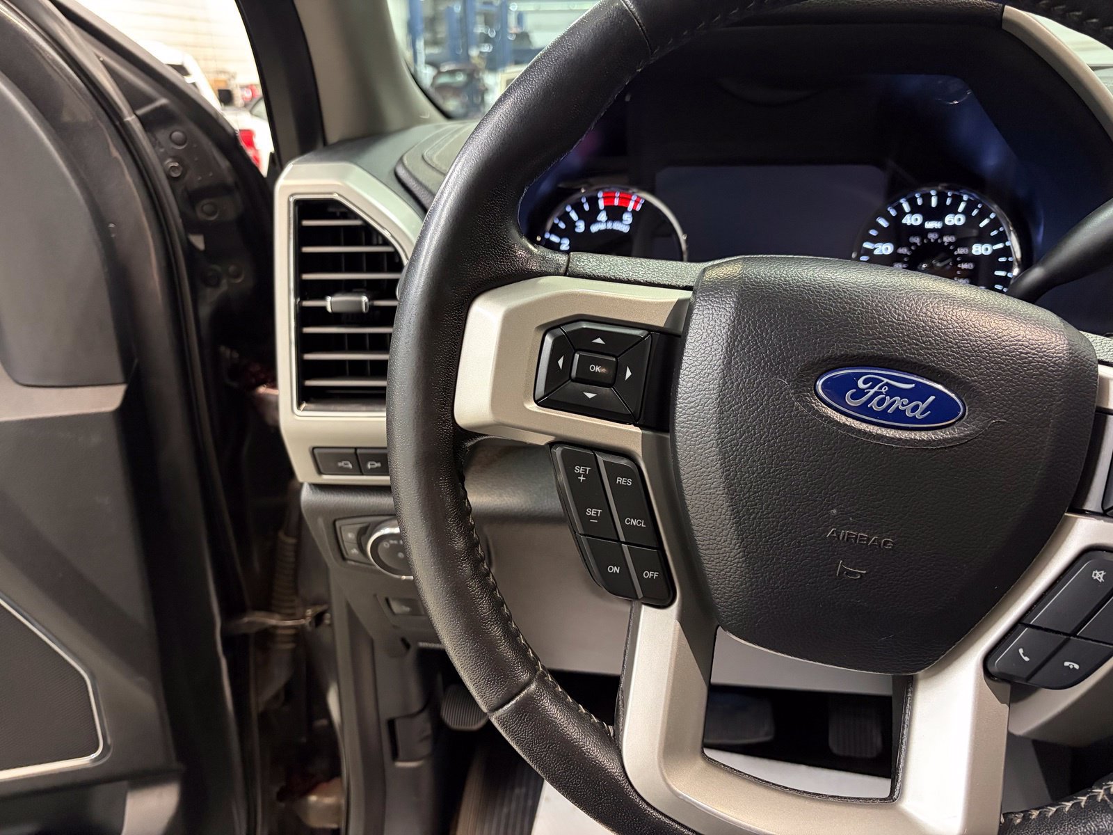 Used 2018 Ford F350 Lariat w/ Lariat Ultimate Package AWD/4WD image 14