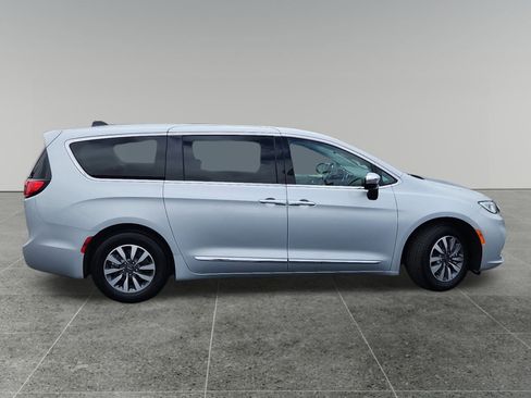 Used 2023 Chrysler Pacifica Limited image 8