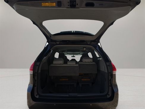 Used 2012 Toyota Sienna XLE w/ Entertainment Pkg image 10