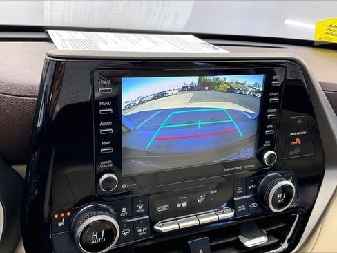 Used 2021 Toyota Highlander XLE image 24