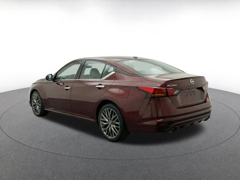 Used 2025 Nissan Altima 2.5 SV FWD image 11