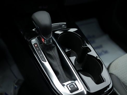 Used 2025 Chevrolet Trax LT w/ LT Convenience Package image 18