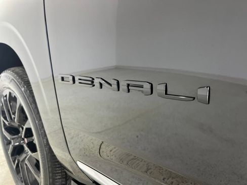 Used 2023 GMC Yukon Denali RWD image 31