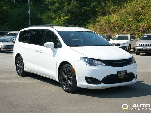 Used 2018 Chrysler Pacifica Touring Plus FWD image 3