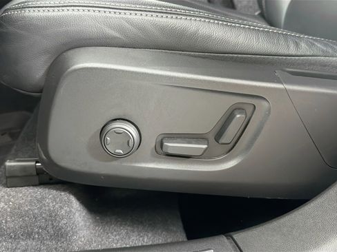 Certified 2023 Volvo XC40 B5 Plus w/ Climate Package image 19