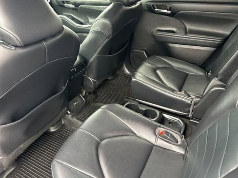 Used 2023 Toyota Highlander XLE AWD/4WD image 14