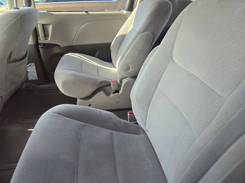 Used 2015 Toyota Sienna LE AWD/4WD image 17