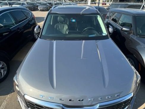 Used 2020 Kia Telluride SX w/ SX Prestige Package AWD/4WD image 3